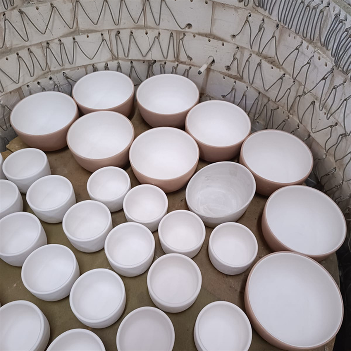 Peças de cerâmica no forno